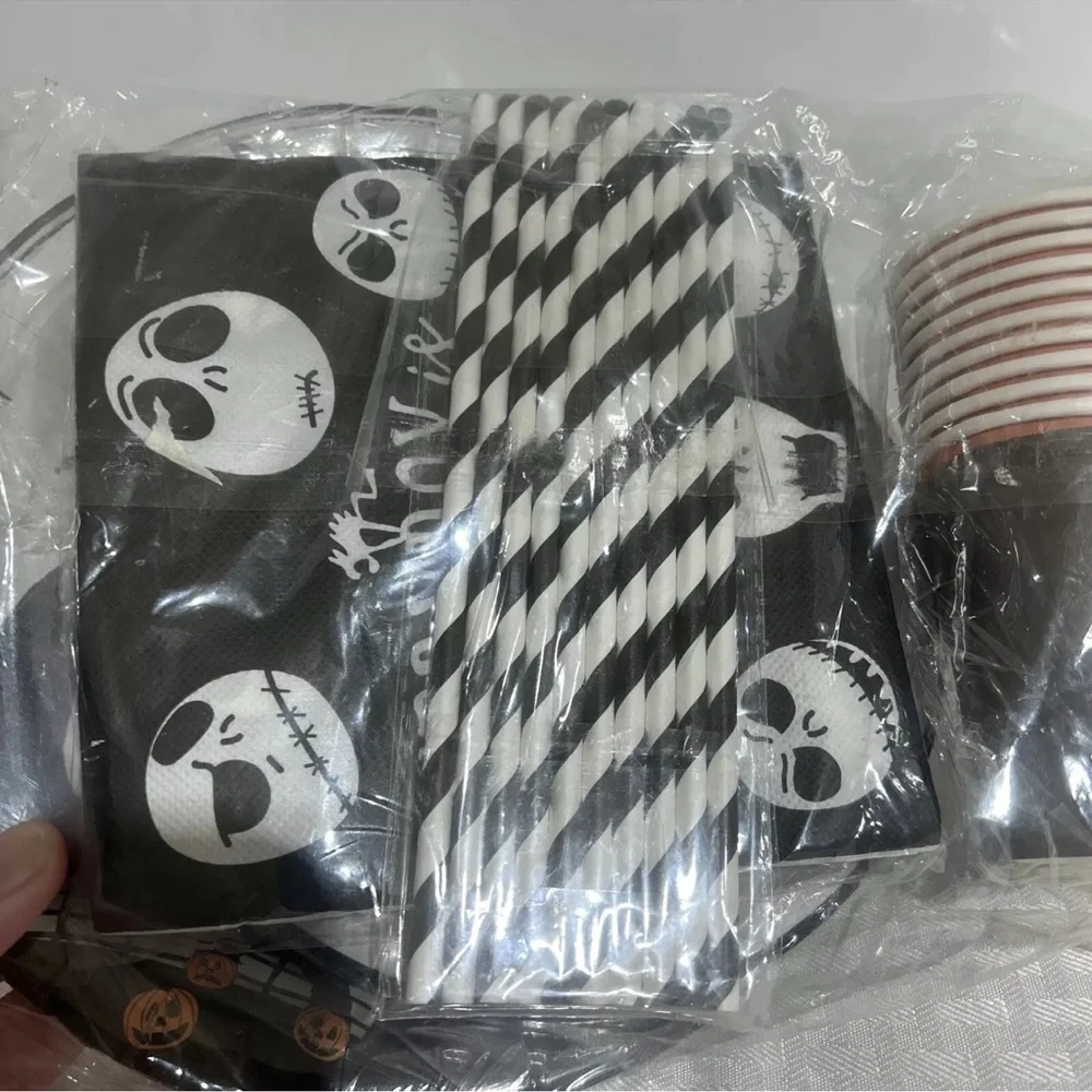 HALLOWEEN PARTY SERVES 10. INCLUDES 10 EACH OF PLATES, SAUCERS, CUPS, NAPKINS